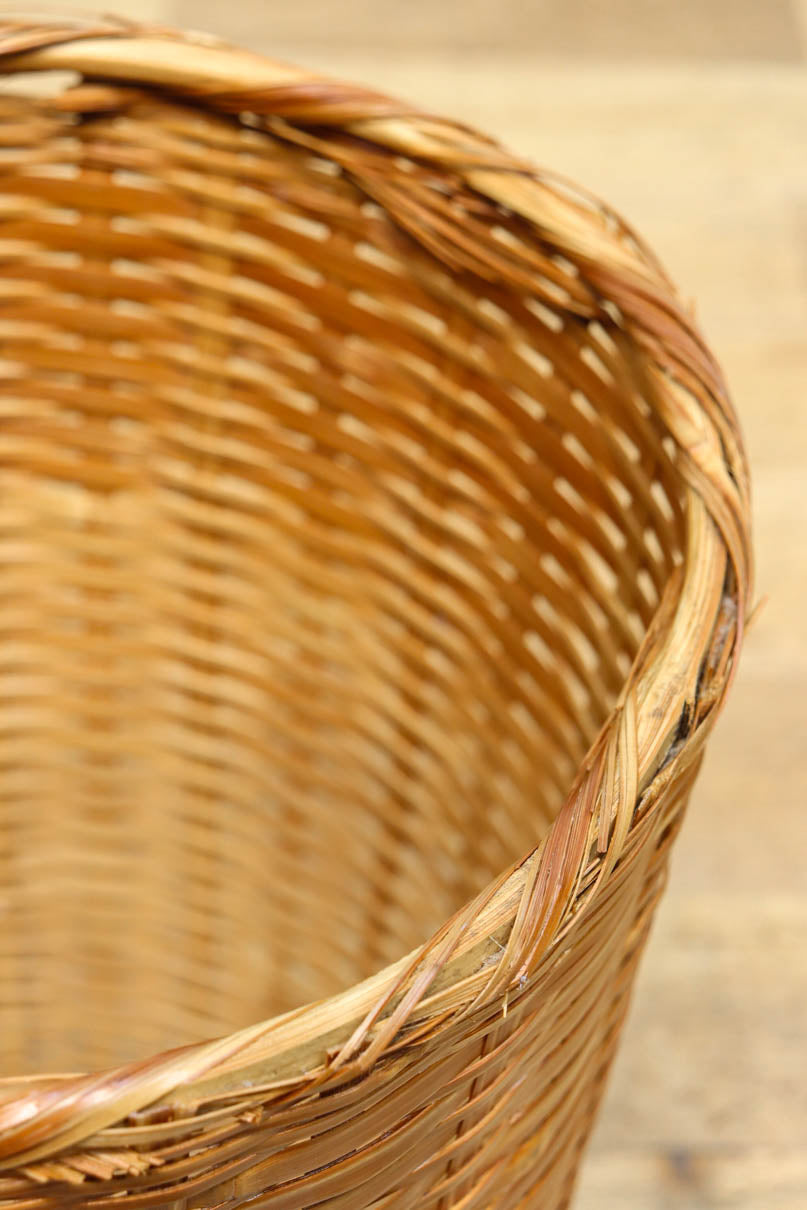 綺麗な艶色をした円柱型の編みカゴ　DC8265