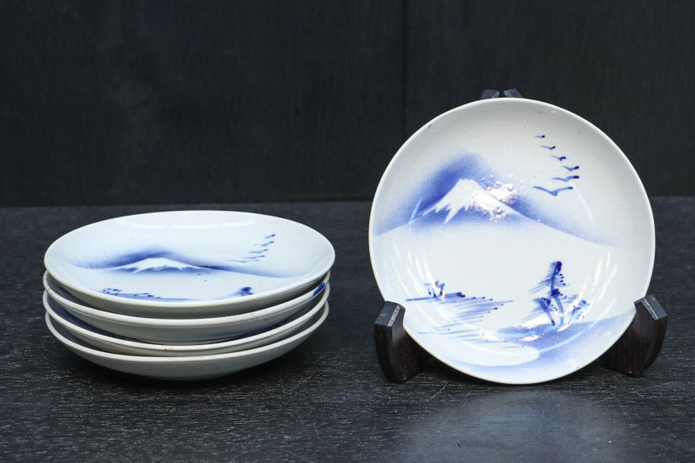 富士山と帆船が浮かぶ水辺の風景を描いた染付中皿　DC8267　在庫4枚
