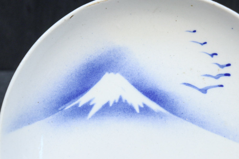 富士山と帆船が浮かぶ水辺の風景を描いた染付中皿　DC8267　在庫4枚