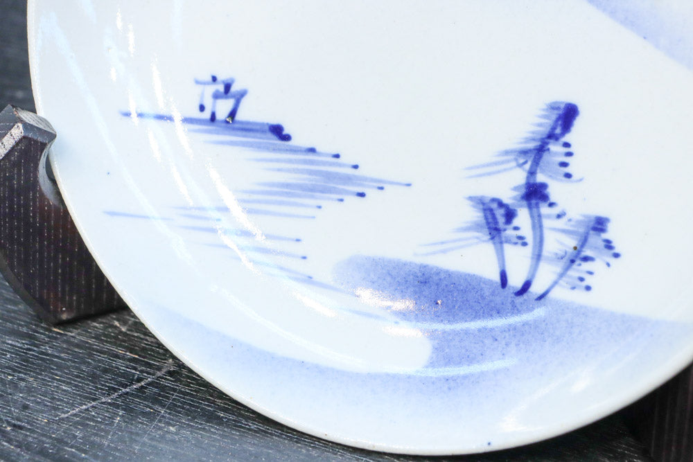 富士山と帆船が浮かぶ水辺の風景を描いた染付中皿　DC8267　在庫4枚