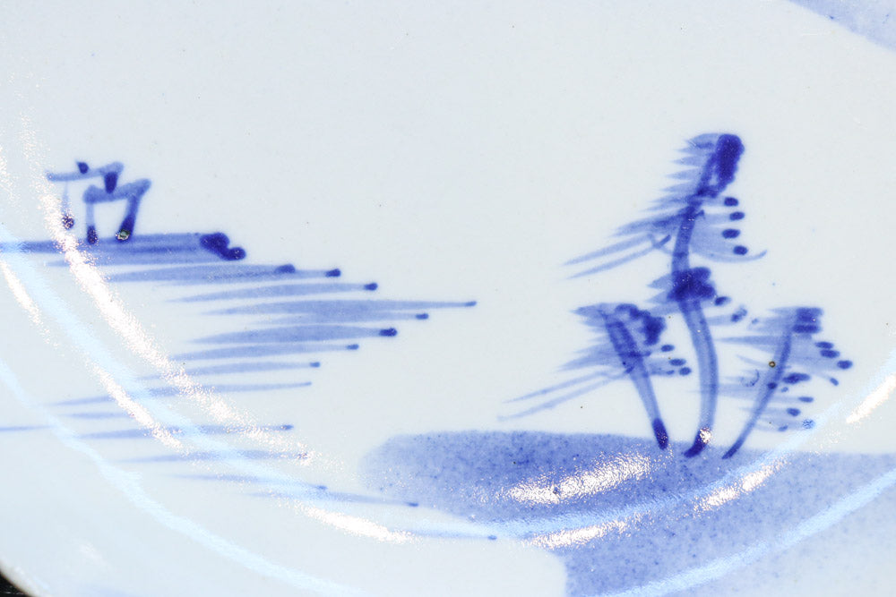 富士山と帆船が浮かぶ水辺の風景を描いた染付中皿　DC8267　在庫4枚