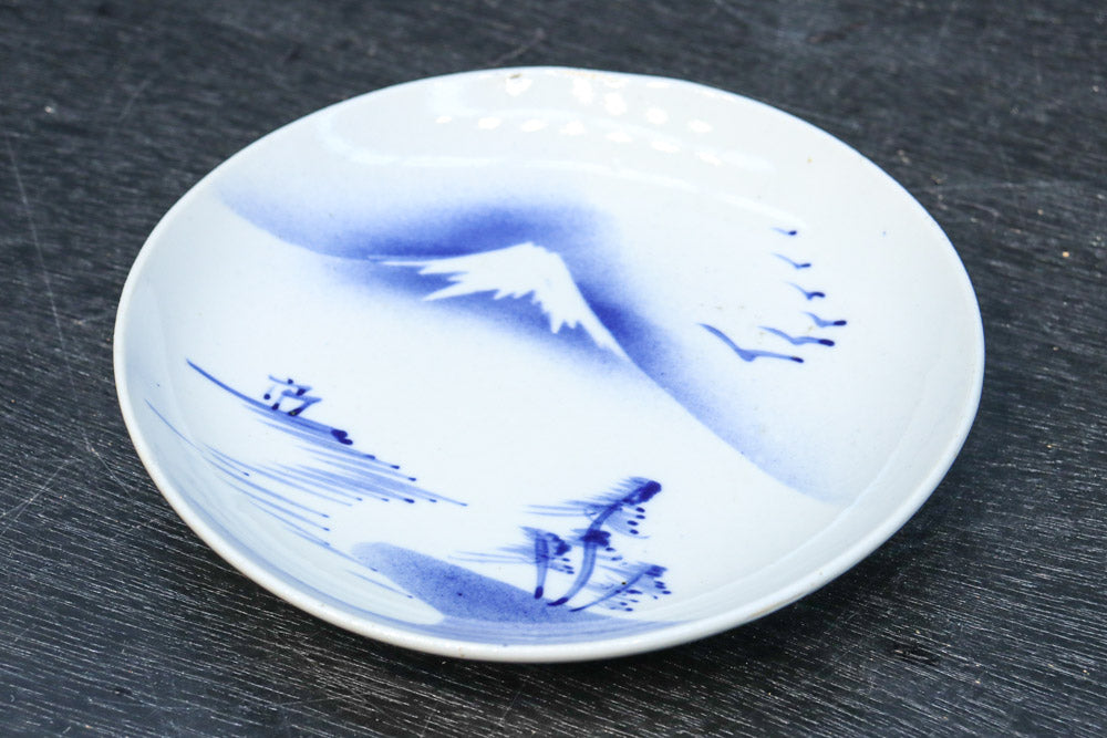 富士山と帆船が浮かぶ水辺の風景を描いた染付中皿　DC8267　在庫4枚