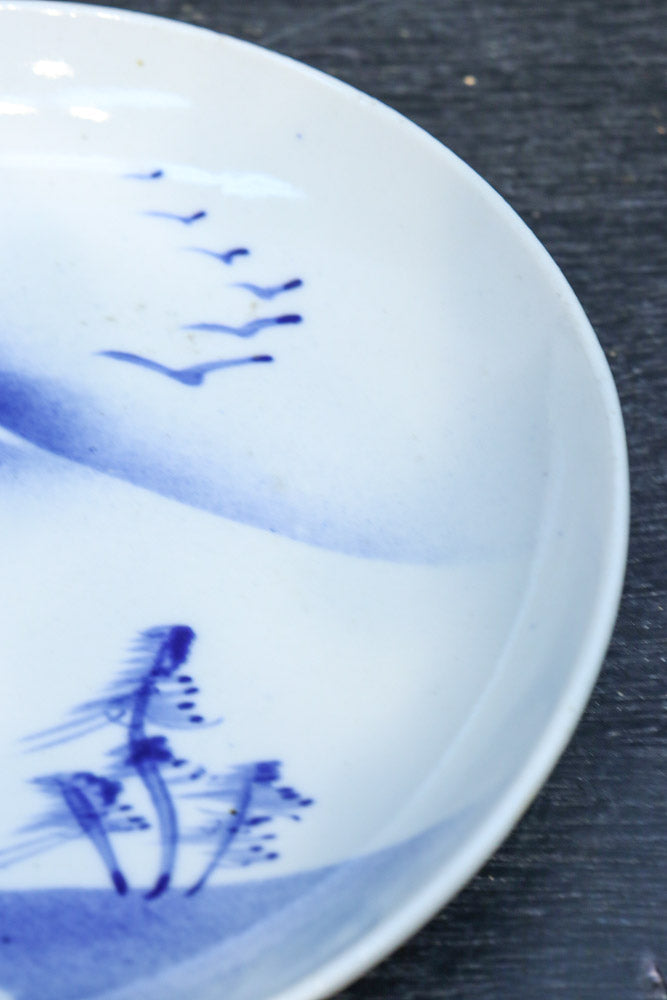 富士山と帆船が浮かぶ水辺の風景を描いた染付中皿　DC8267　在庫4枚