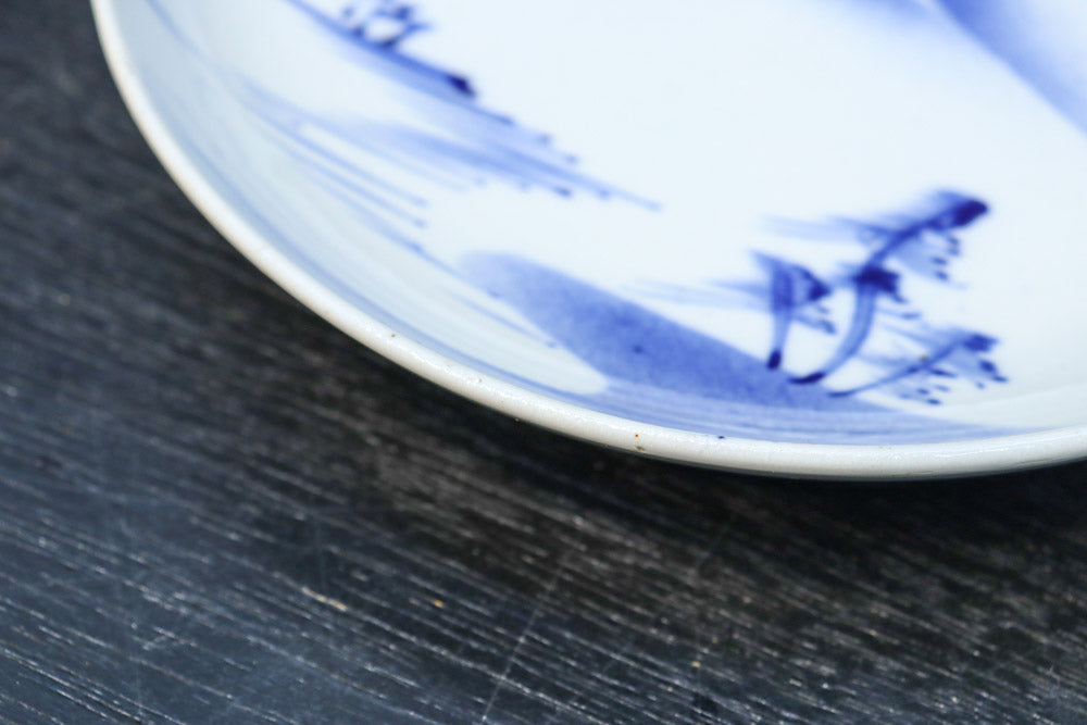 富士山と帆船が浮かぶ水辺の風景を描いた染付中皿　DC8267　在庫4枚