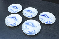 富士山と帆船が浮かぶ水辺の風景を描いた染付中皿　DC8267　在庫4枚