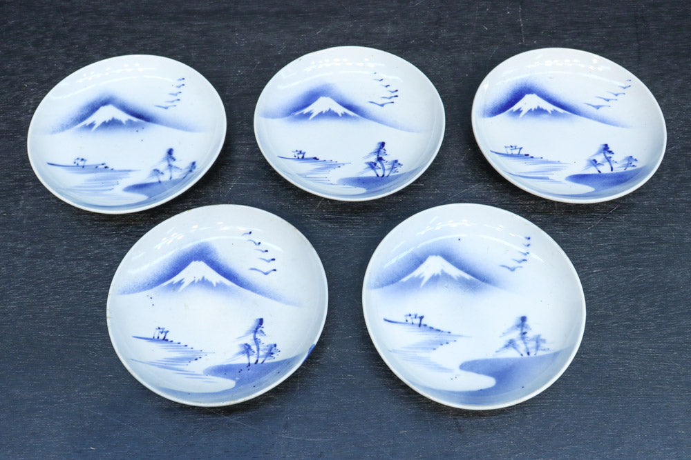 富士山と帆船が浮かぶ水辺の風景を描いた染付中皿　DC8267　在庫4枚