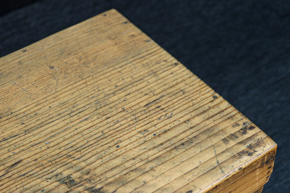 古色を帯びた木地色の蓋付きの木箱　DC8278