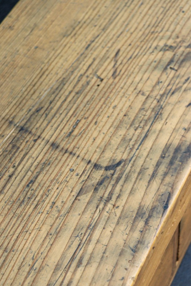 古色を帯びた木地色の蓋付きの木箱　DC8278