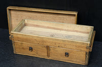 古色を帯びた木地色の蓋付きの木箱　DC8278