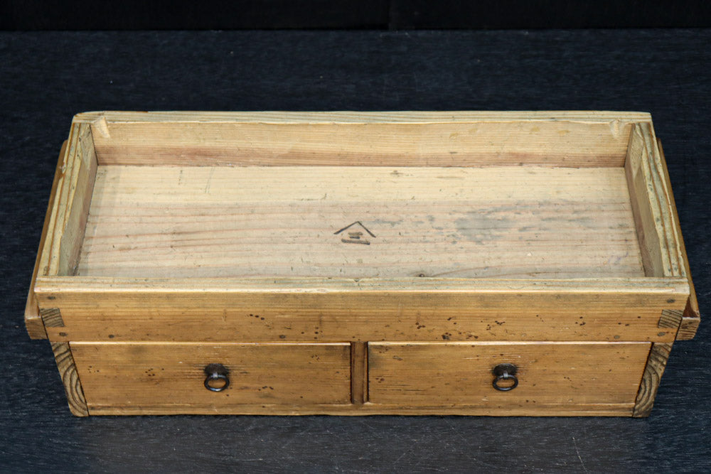 古色を帯びた木地色の蓋付きの木箱　DC8278