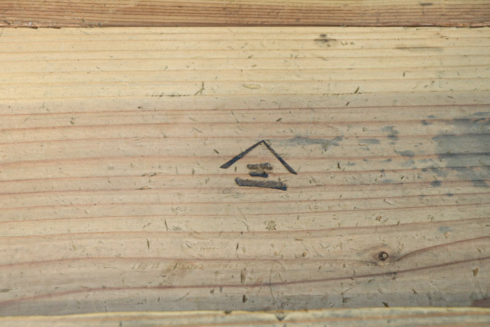 古色を帯びた木地色の蓋付きの木箱　DC8278