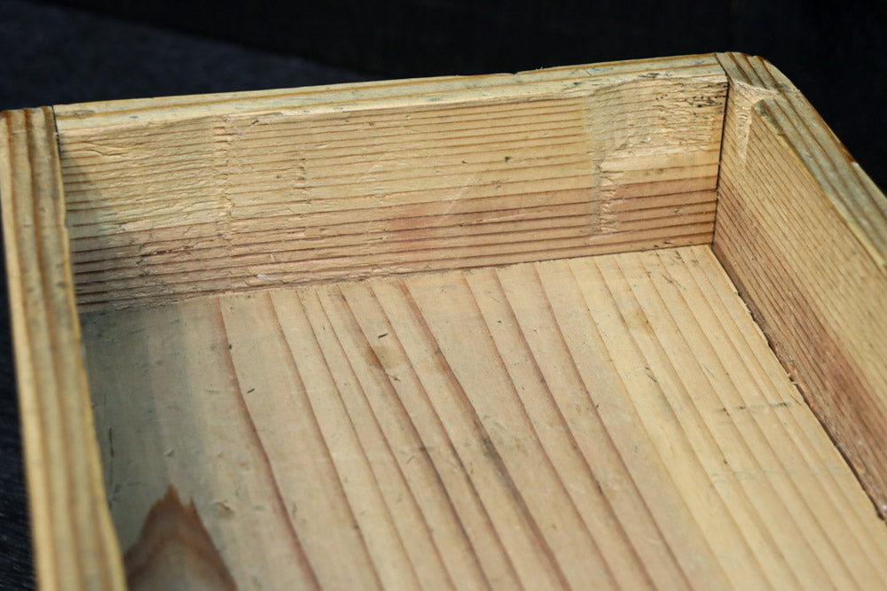 古色を帯びた木地色の蓋付きの木箱　DC8278