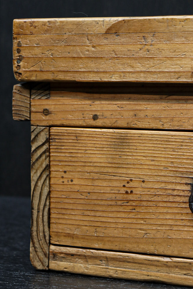 古色を帯びた木地色の蓋付きの木箱　DC8278