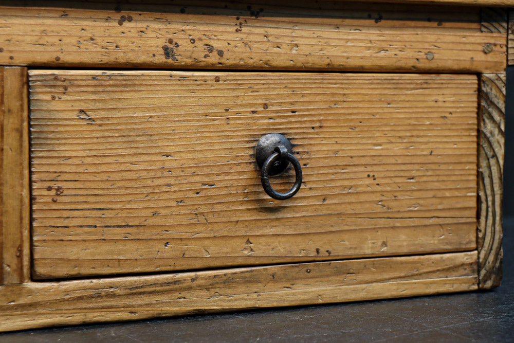 古色を帯びた木地色の蓋付きの木箱　DC8278