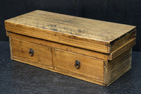 古色を帯びた木地色の蓋付きの木箱　DC8278