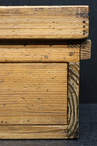 古色を帯びた木地色の蓋付きの木箱　DC8278