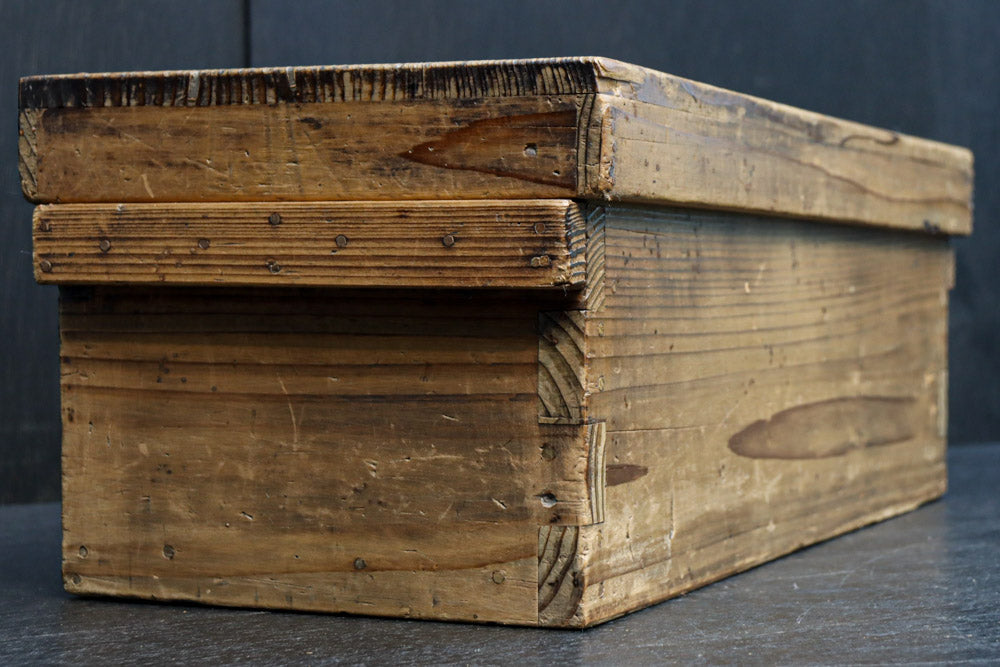 古色を帯びた木地色の蓋付きの木箱　DC8278