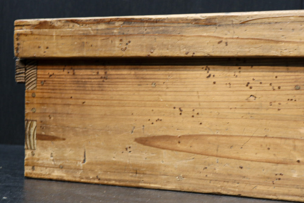 古色を帯びた木地色の蓋付きの木箱　DC8278