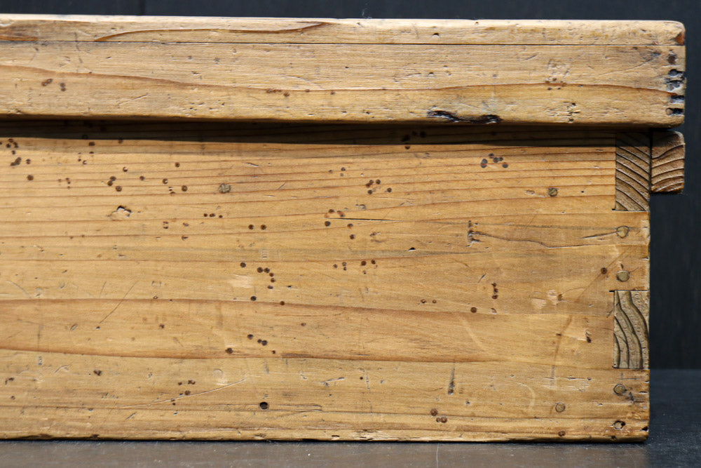 古色を帯びた木地色の蓋付きの木箱　DC8278