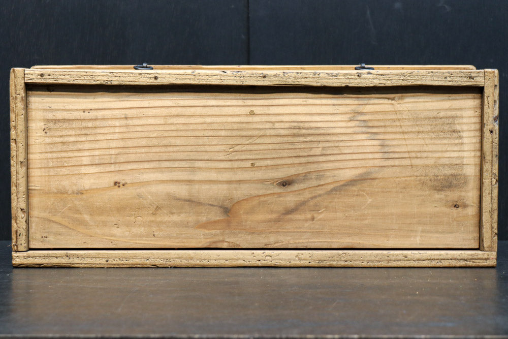 古色を帯びた木地色の蓋付きの木箱　DC8278