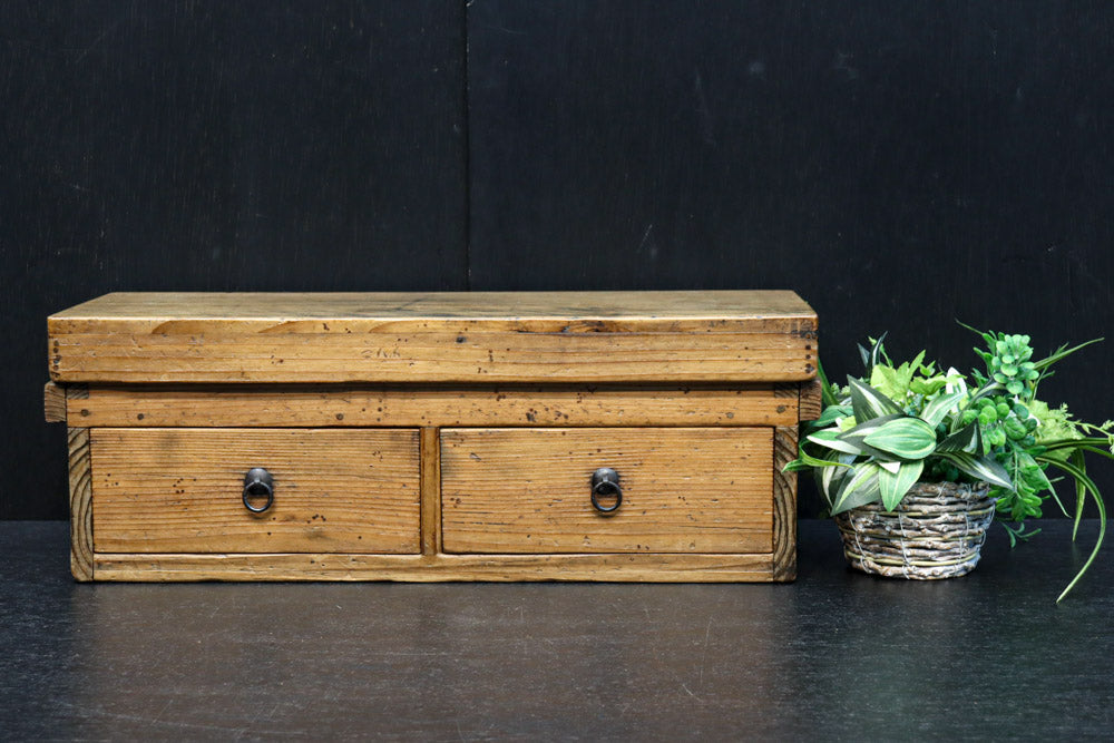 古色を帯びた木地色の蓋付きの木箱　DC8278