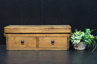 古色を帯びた木地色の蓋付きの木箱　DC8278