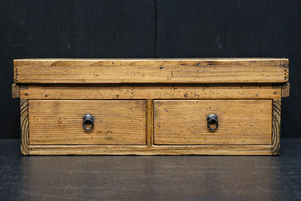 古色を帯びた木地色の蓋付きの木箱　DC8278