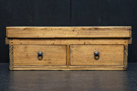 古色を帯びた木地色の蓋付きの木箱　DC8278