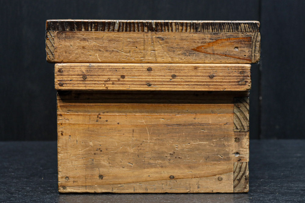 古色を帯びた木地色の蓋付きの木箱　DC8278