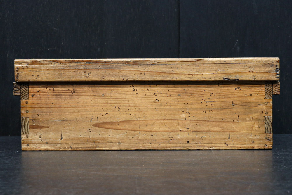 古色を帯びた木地色の蓋付きの木箱　DC8278