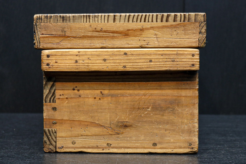 古色を帯びた木地色の蓋付きの木箱　DC8278