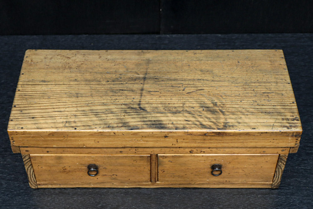 古色を帯びた木地色の蓋付きの木箱　DC8278
