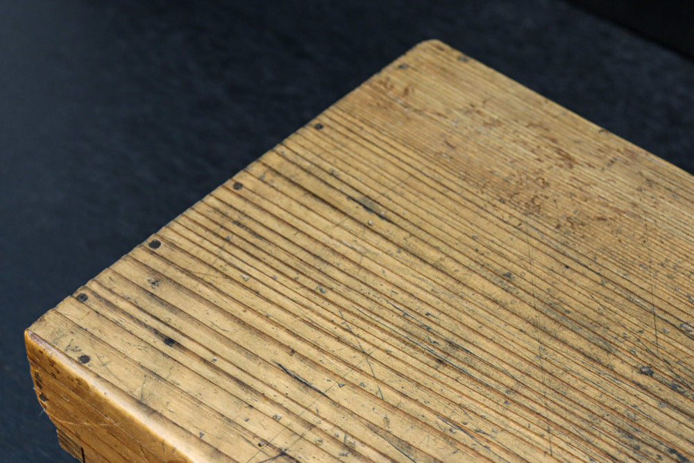 古色を帯びた木地色の蓋付きの木箱　DC8278