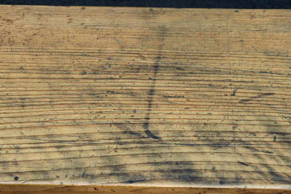 古色を帯びた木地色の蓋付きの木箱　DC8278