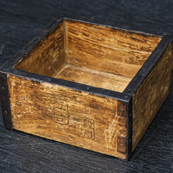 鉄帯と古色の風合いが貫禄ある五合マス DC8296 – 古福庵