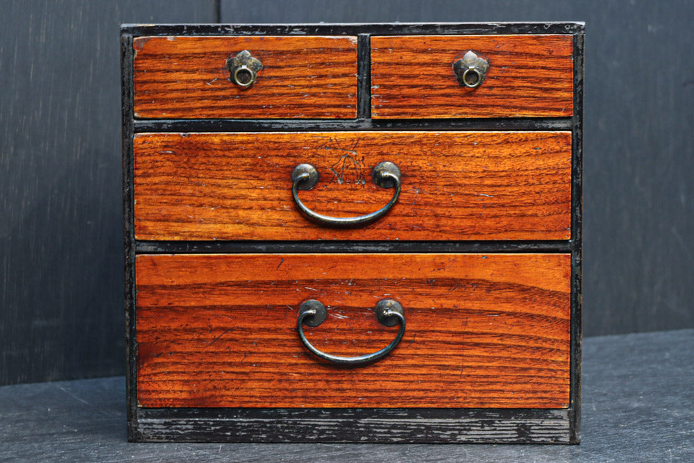 前面ツートンカラーでレトロ感溢れる針箱　DC8304