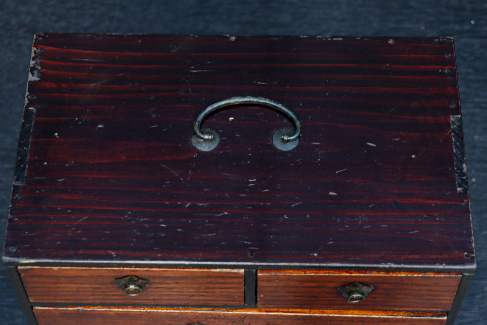 前面ツートンカラーでレトロ感溢れる針箱　DC8304