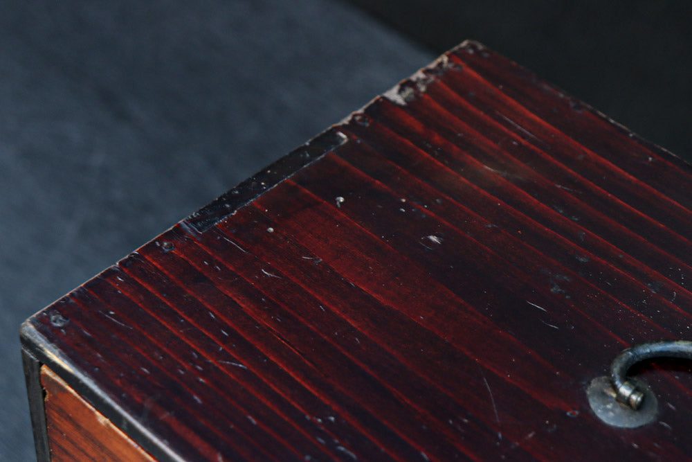 前面ツートンカラーでレトロ感溢れる針箱　DC8304