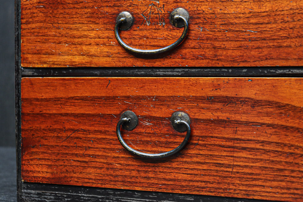 前面ツートンカラーでレトロ感溢れる針箱　DC8304