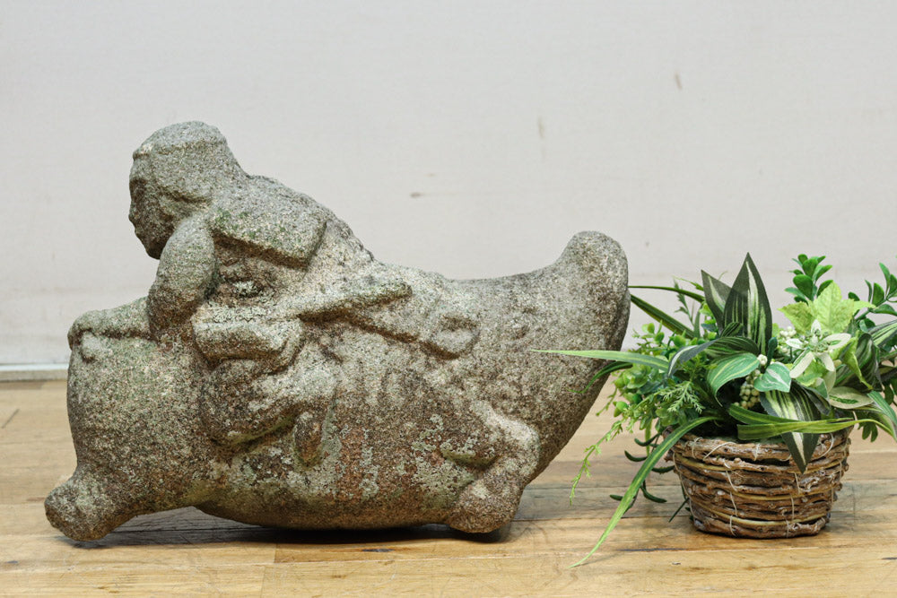 Stone statue of a boar DC8330