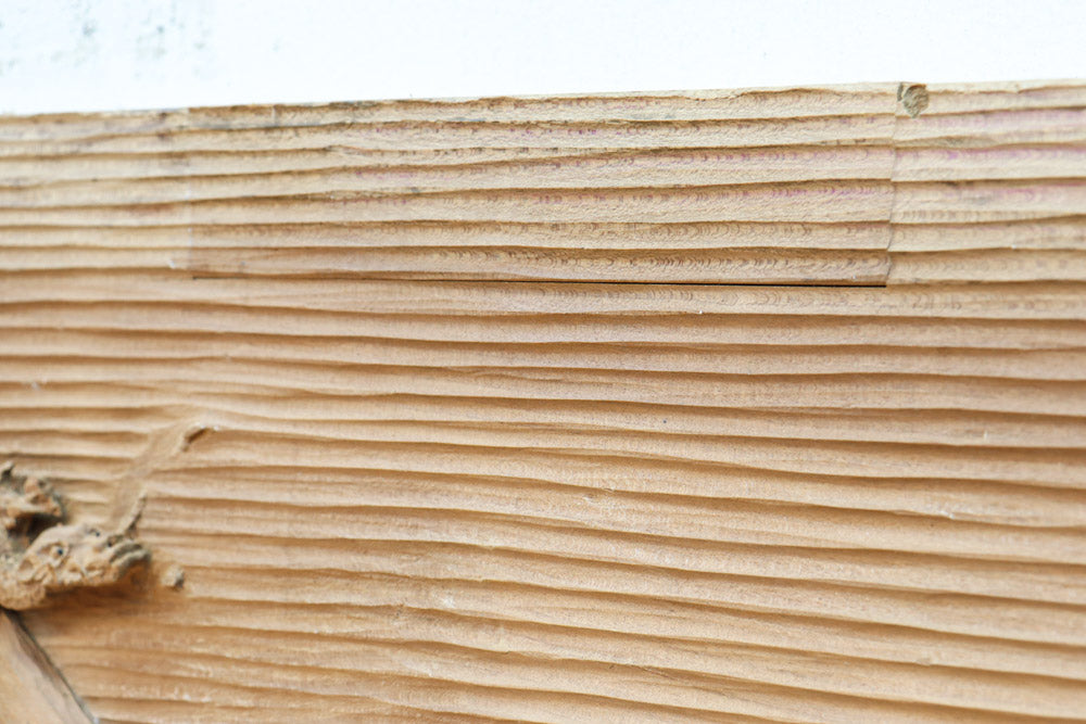 削り模様に昇り龍の絵柄が浮かぶ上品な木彫りの一枚絵　DC8332