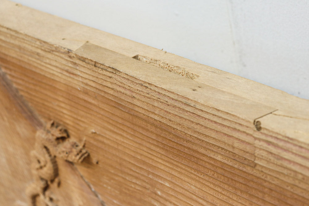 削り模様に昇り龍の絵柄が浮かぶ上品な木彫りの一枚絵　DC8332