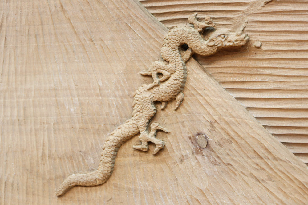 削り模様に昇り龍の絵柄が浮かぶ上品な木彫りの一枚絵　DC8332