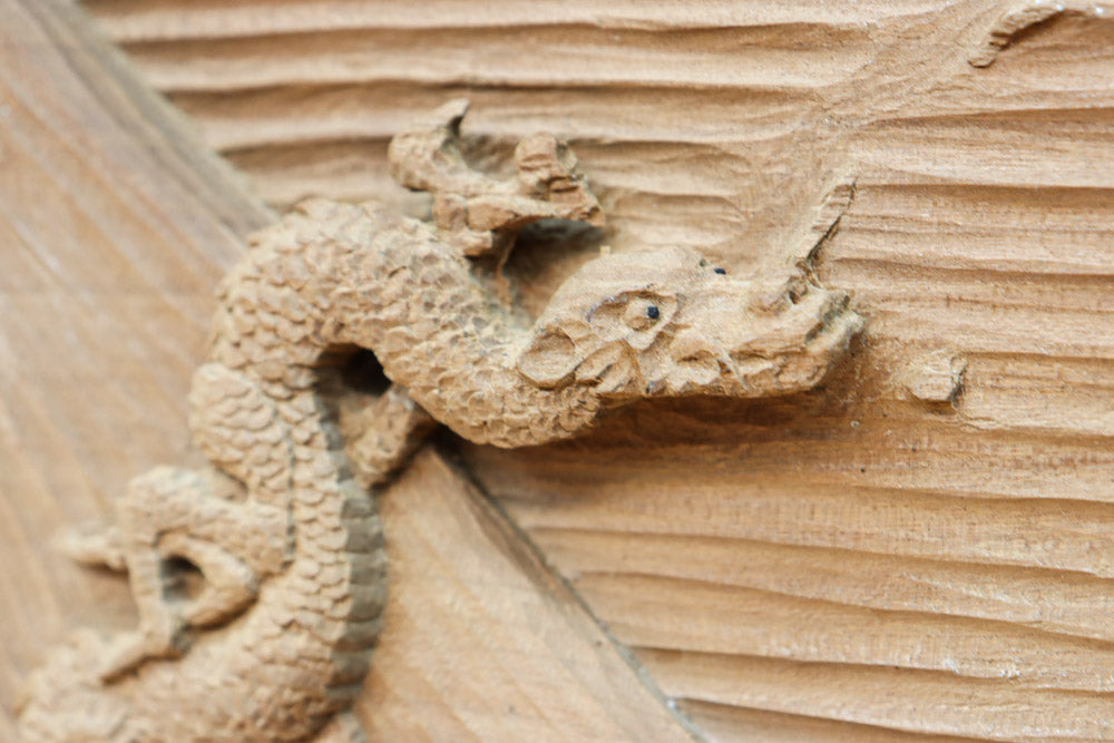 削り模様に昇り龍の絵柄が浮かぶ上品な木彫りの一枚絵　DC8332