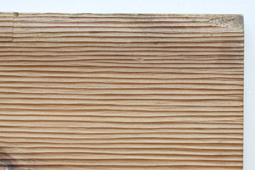 削り模様に昇り龍の絵柄が浮かぶ上品な木彫りの一枚絵　DC8332