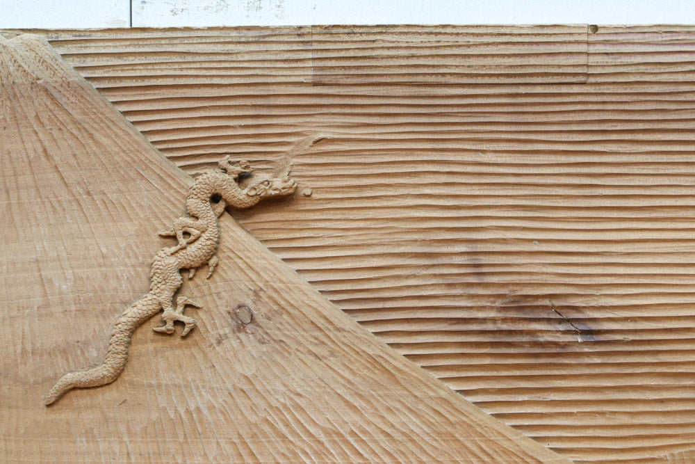 削り模様に昇り龍の絵柄が浮かぶ上品な木彫りの一枚絵　DC8332