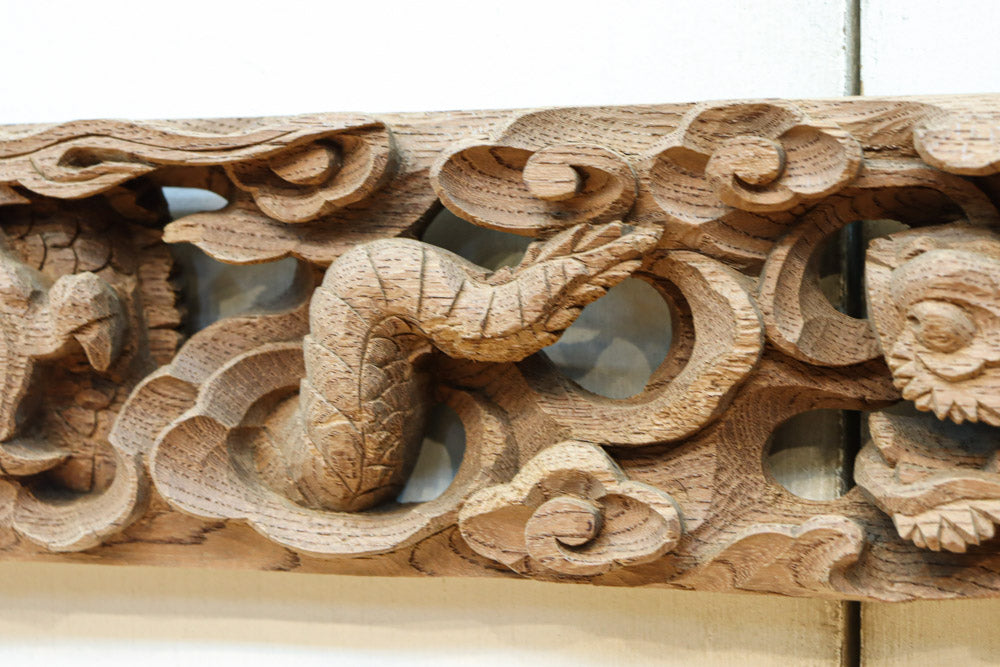 2体の龍の威厳ある姿を描く彫刻梁飾り　DC8334