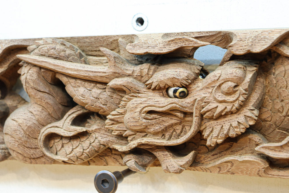 2体の龍の威厳ある姿を描く彫刻梁飾り　DC8334