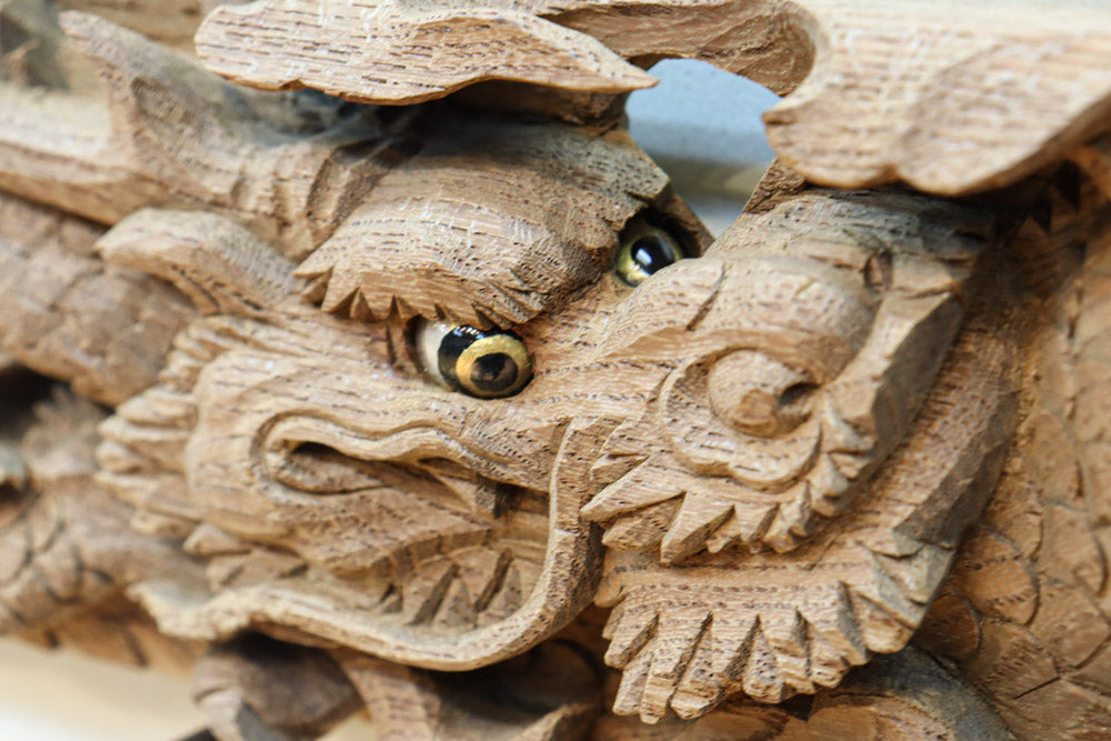 2体の龍の威厳ある姿を描く彫刻梁飾り　DC8334