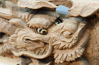 2体の龍の威厳ある姿を描く彫刻梁飾り　DC8334